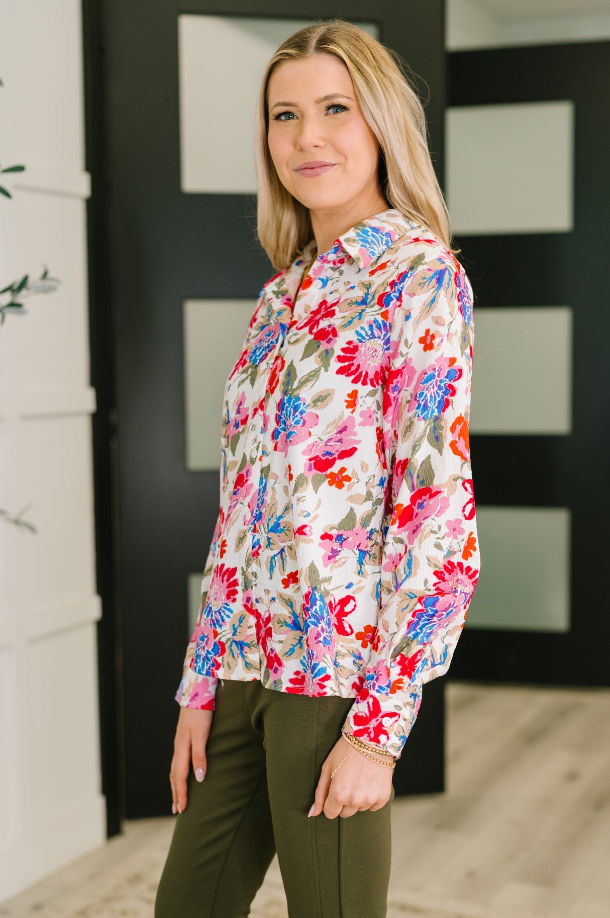 Camisa floral con botones para invitados distinguidos