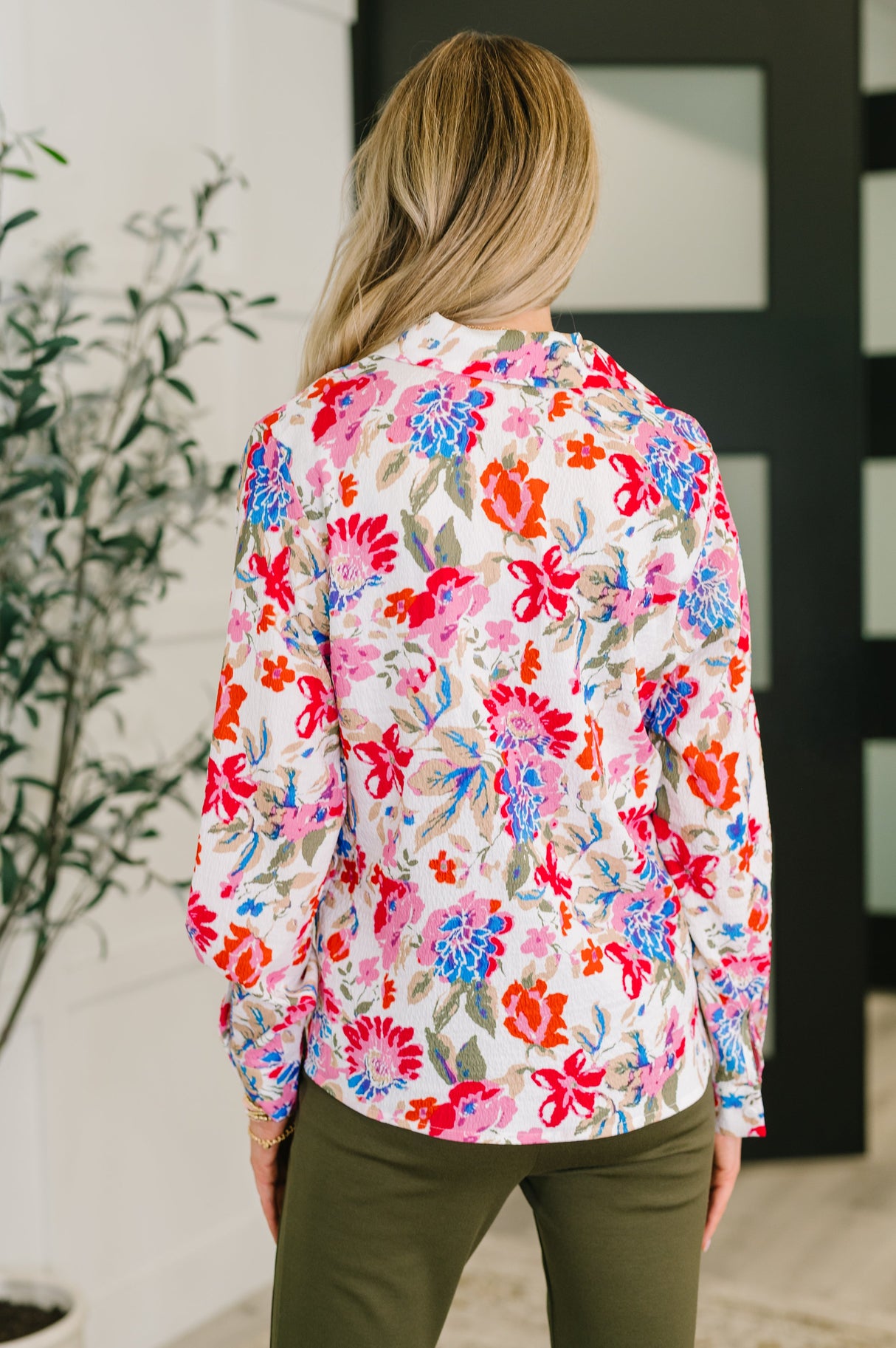 Camisa floral con botones para invitados distinguidos