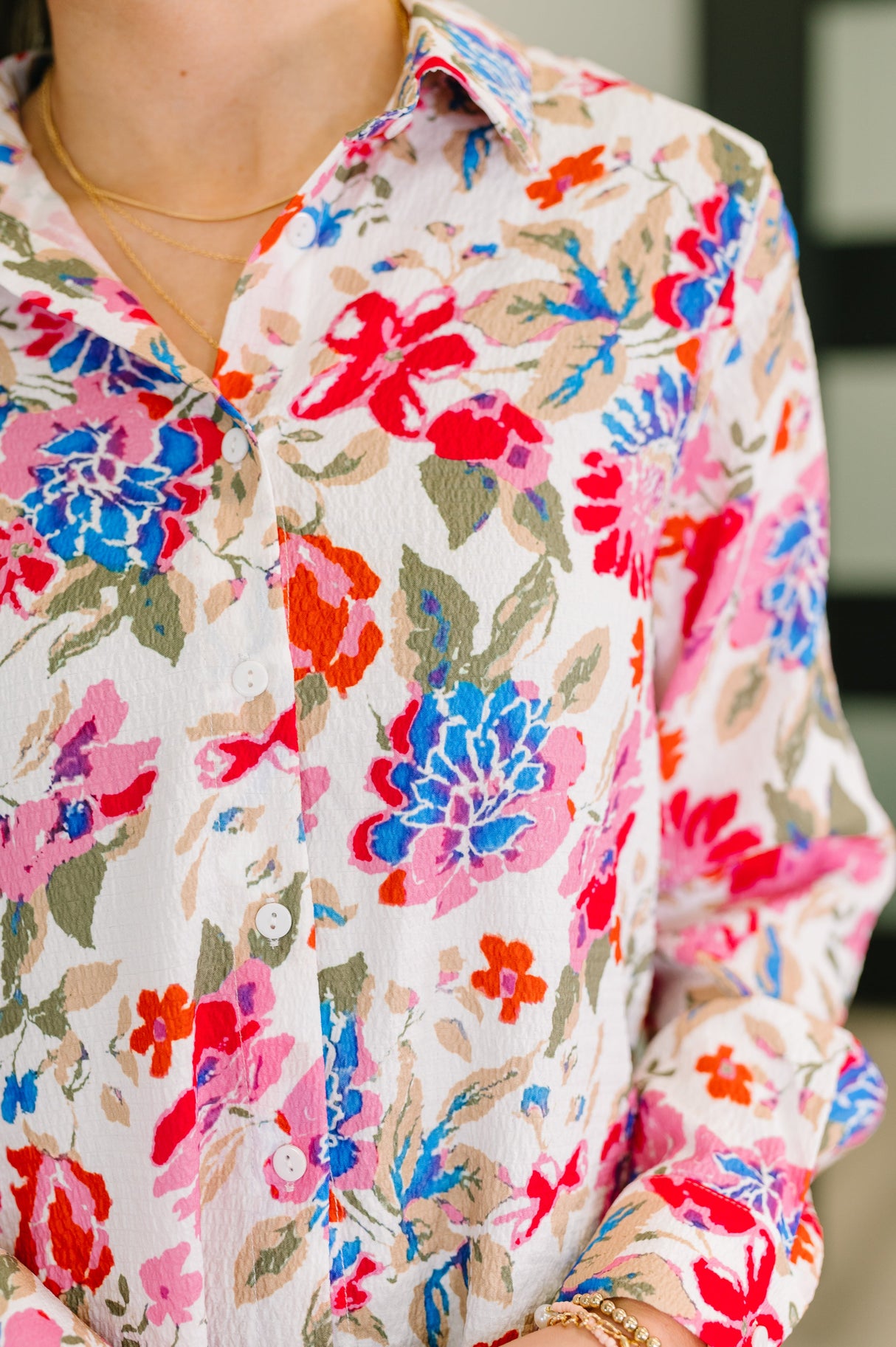 Camisa floral con botones para invitados distinguidos
