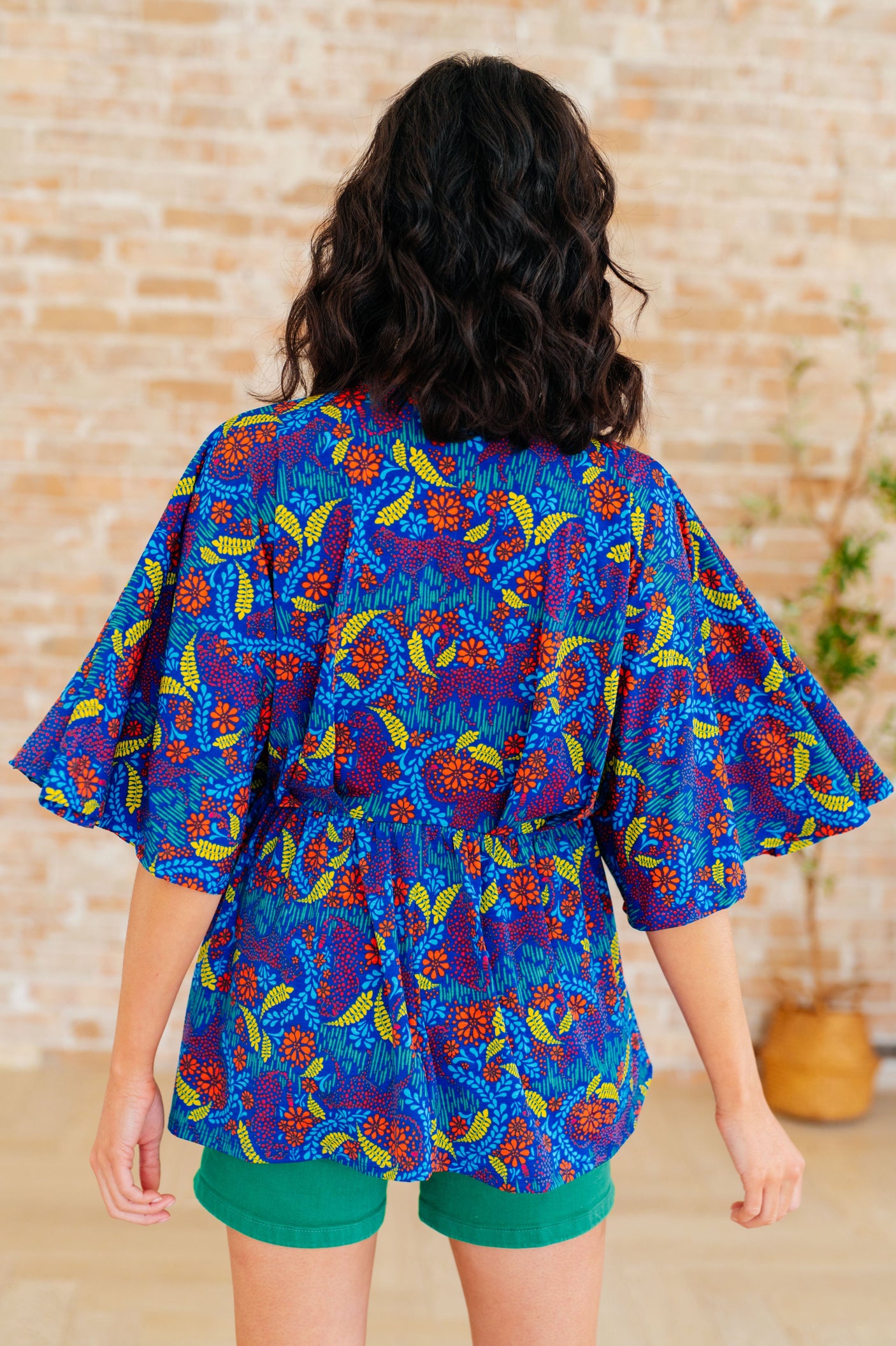 Top peplum Dreamer en azul real y rojo abstracto