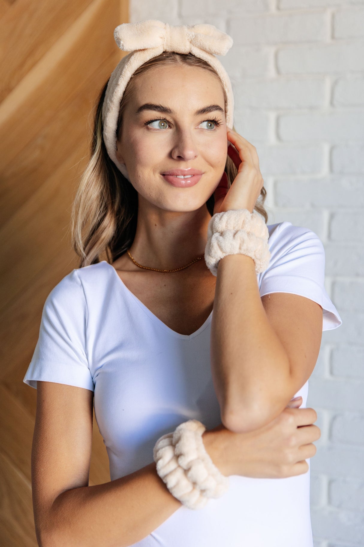 Conjunto de diadema y pulsera elástica Effortless Days en color crema