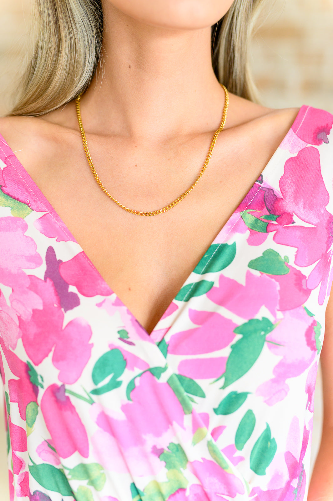 Collar de cadena chapado en oro que espera con impaciencia