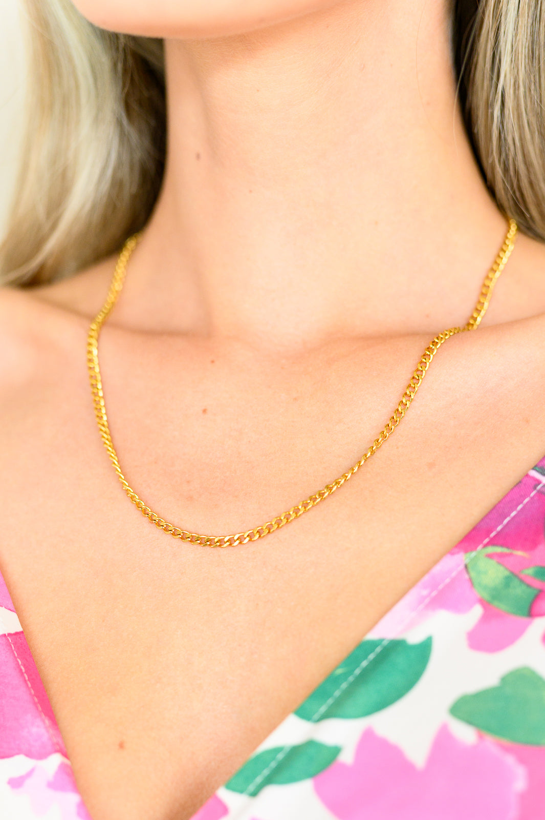 Collar de cadena chapado en oro que espera con impaciencia