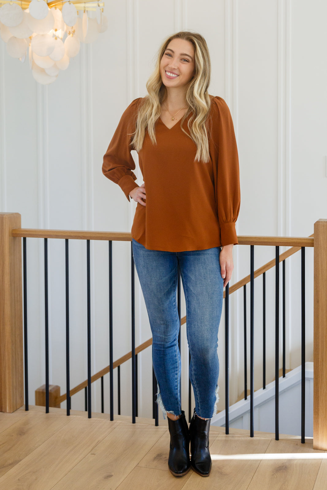 Blusa con cuello en V "Disfruta este momento" en color caramelo
