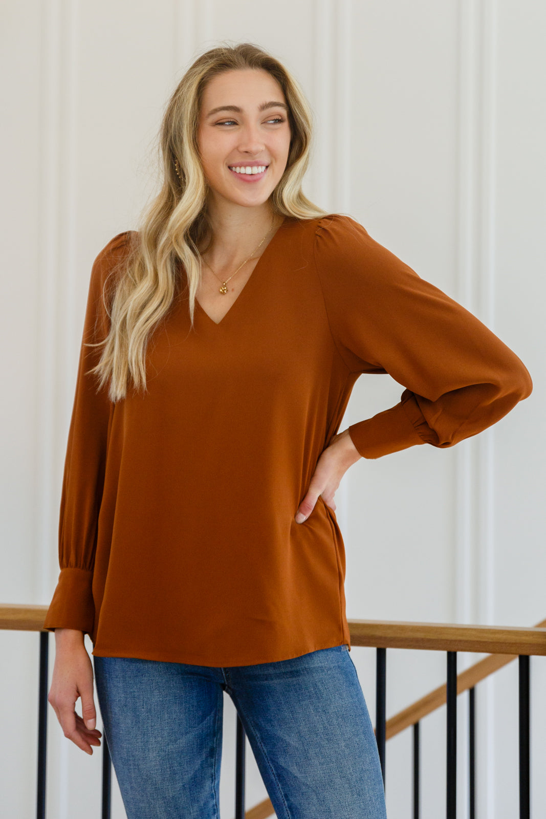 Blusa con cuello en V "Disfruta este momento" en color caramelo