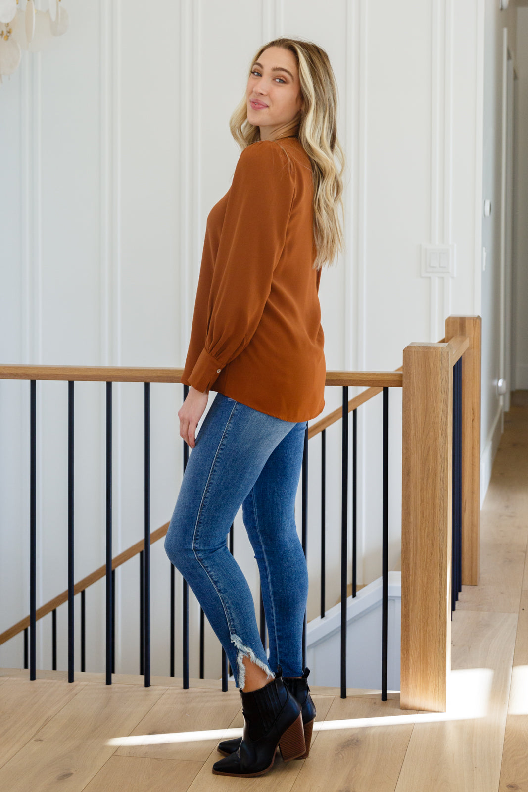 Blusa con cuello en V "Disfruta este momento" en color caramelo