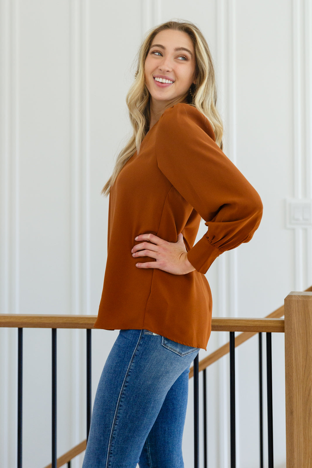 Blusa con cuello en V "Disfruta este momento" en color caramelo