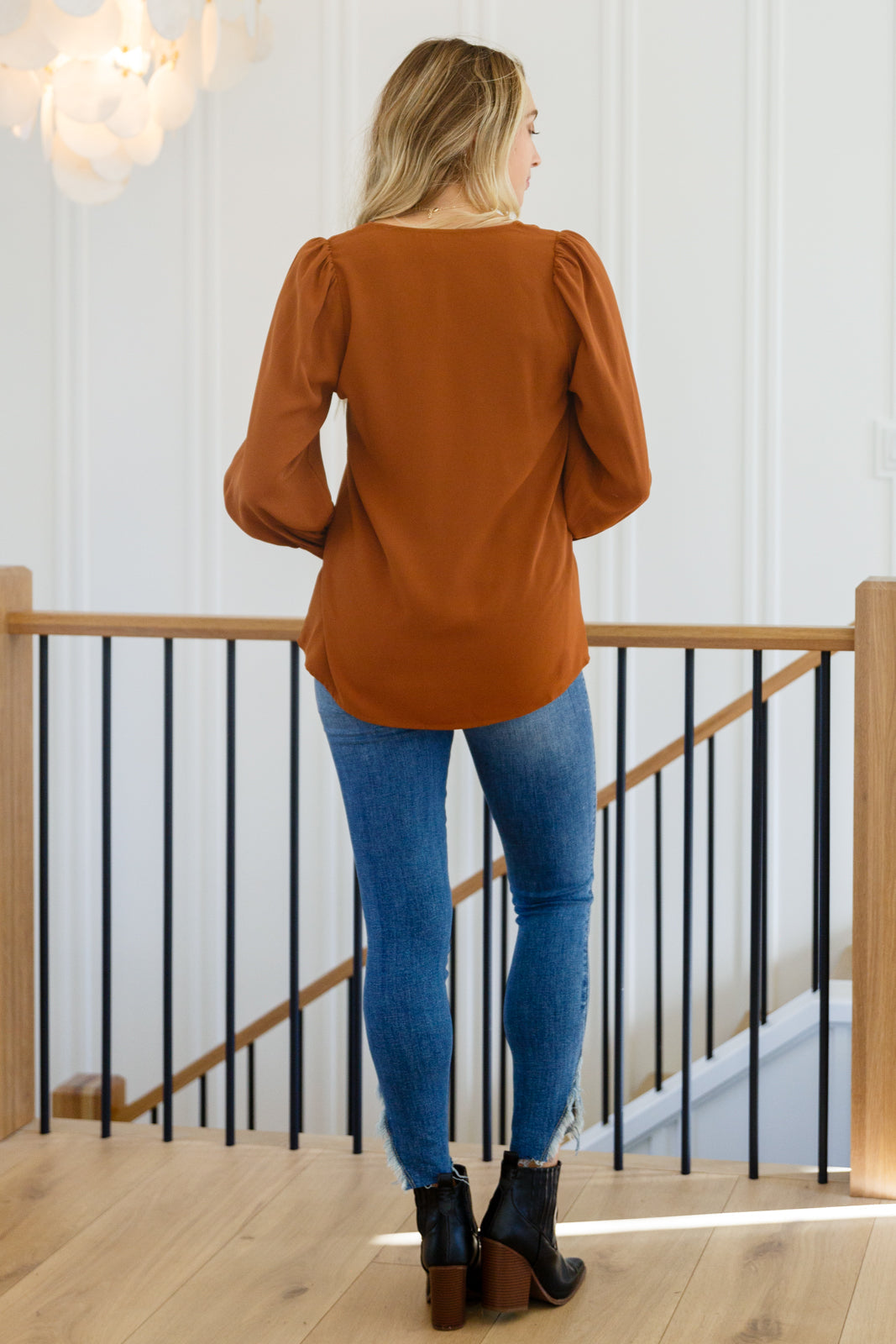 Blusa con cuello en V "Disfruta este momento" en color caramelo
