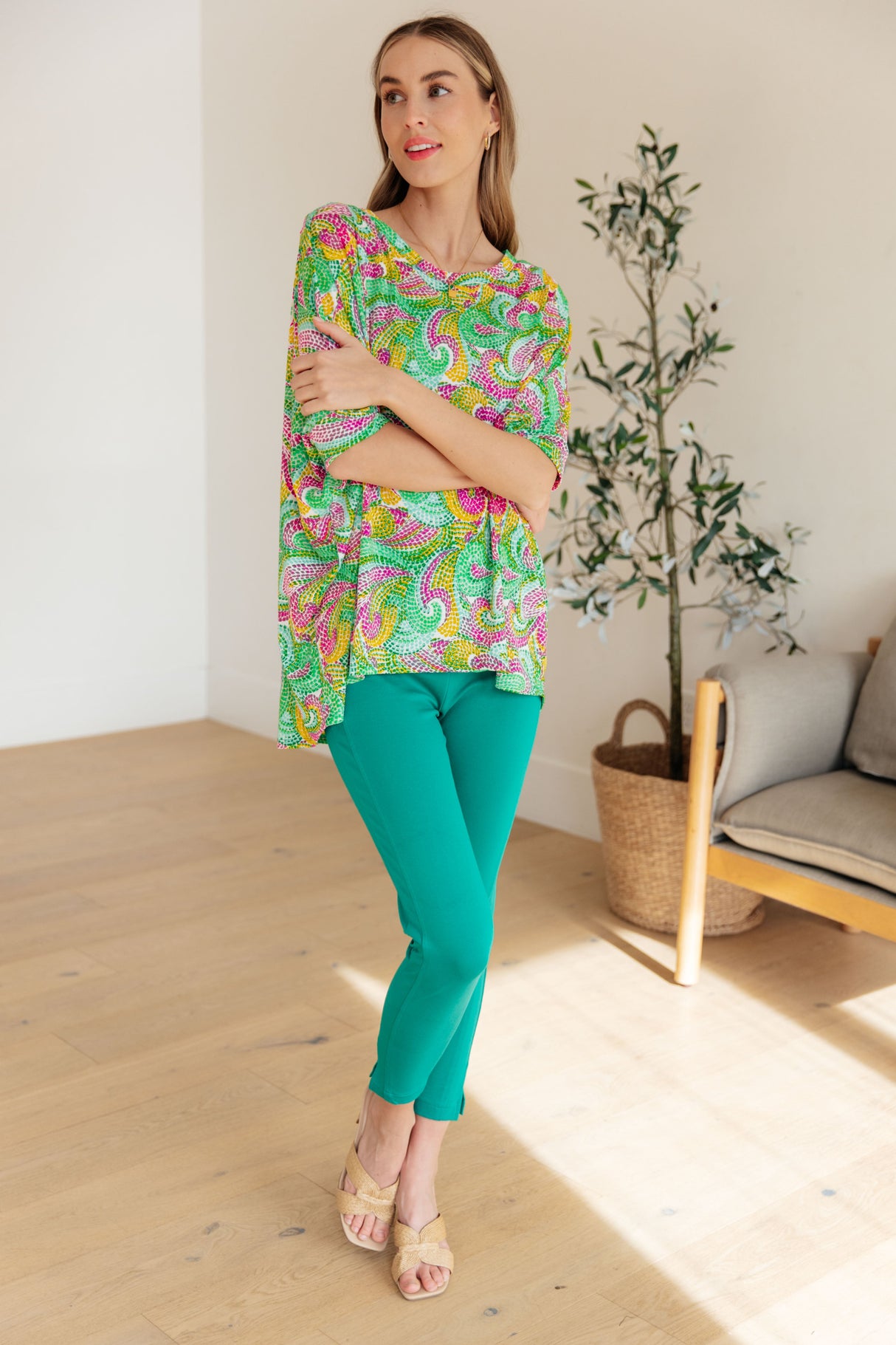 Blusa esencial en verde y rosa pintados