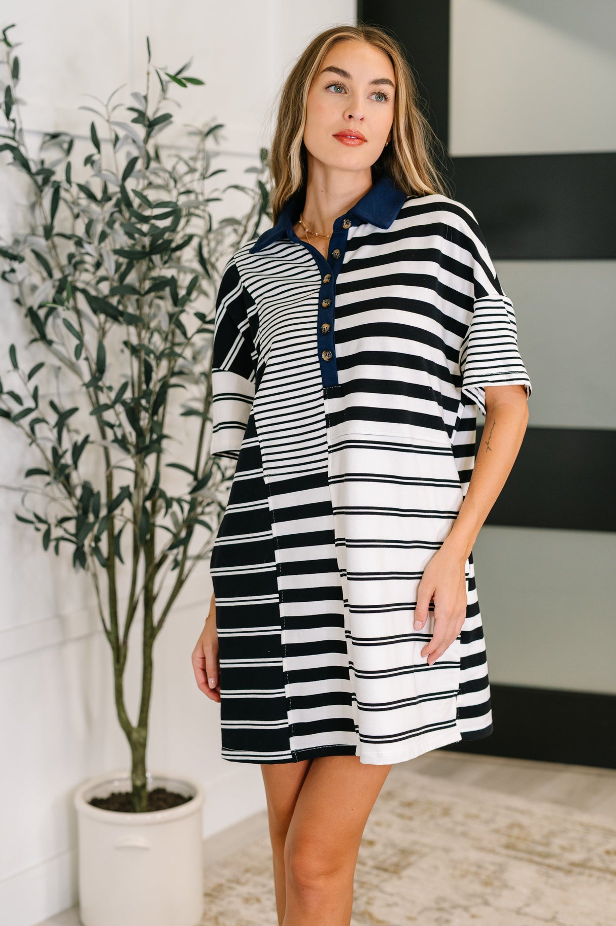 Vestido con cuello a rayas Everlasting Love en negro y azul marino