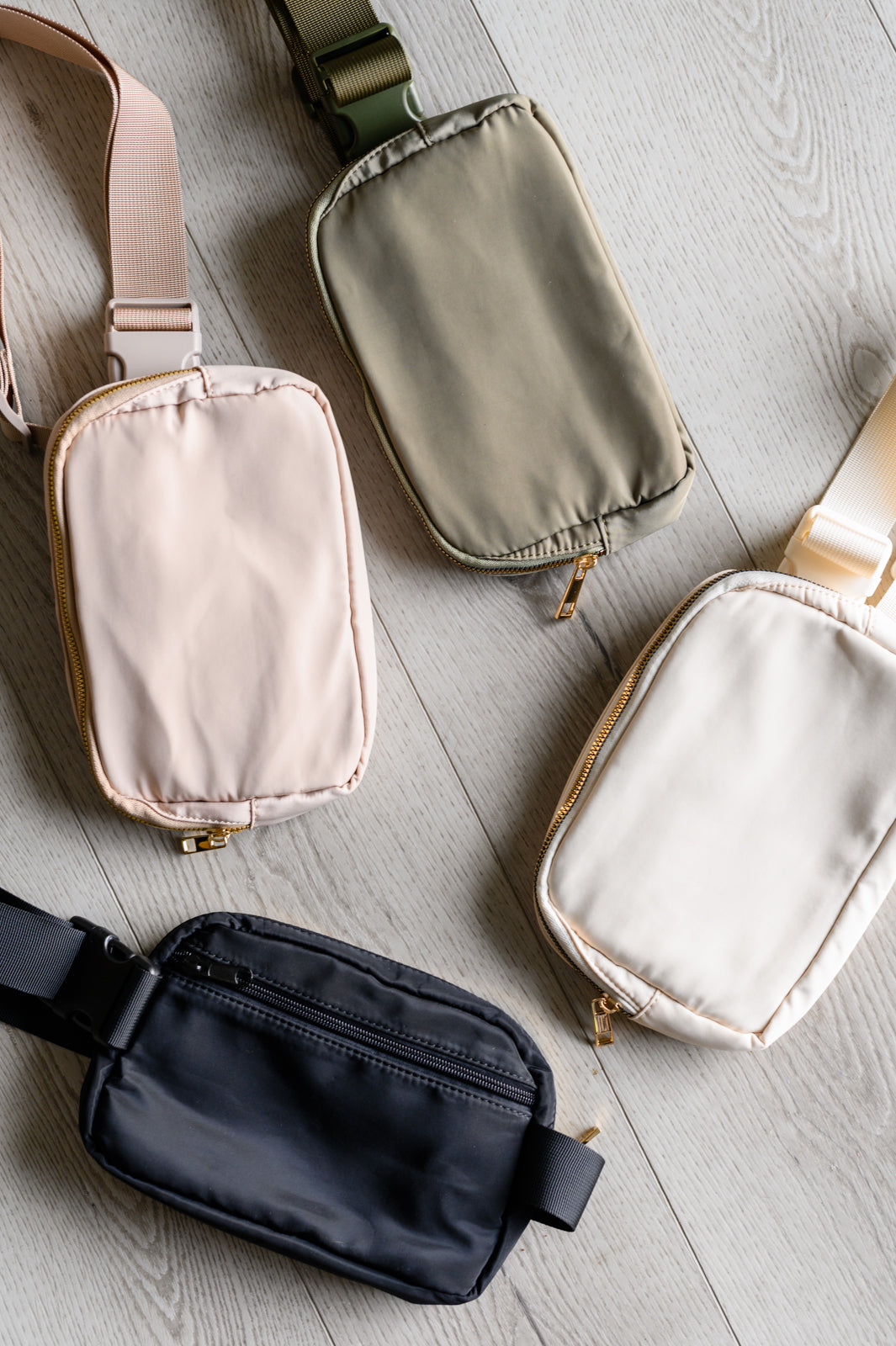 Riñonera cruzada Everywhere I Go en color caqui