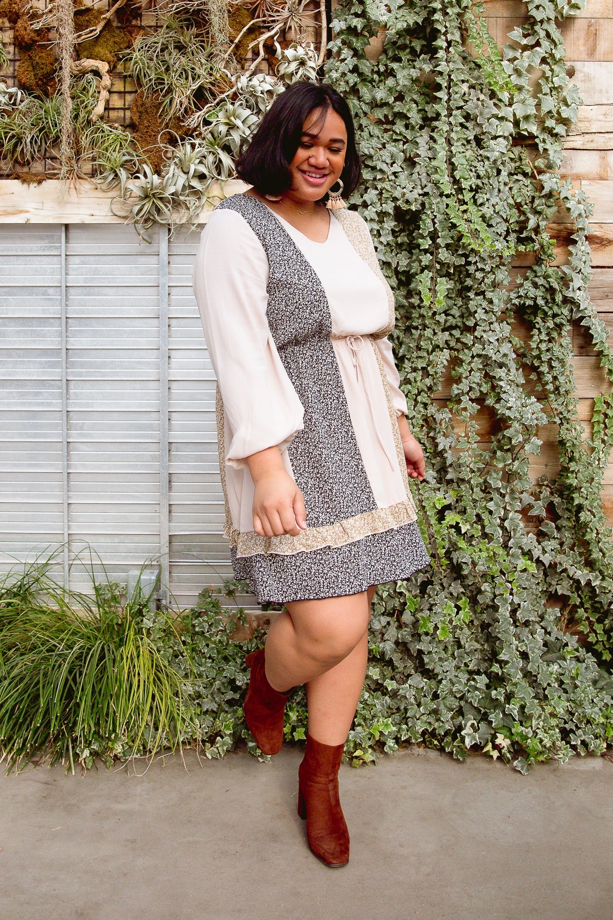 Vestido con cortes florales