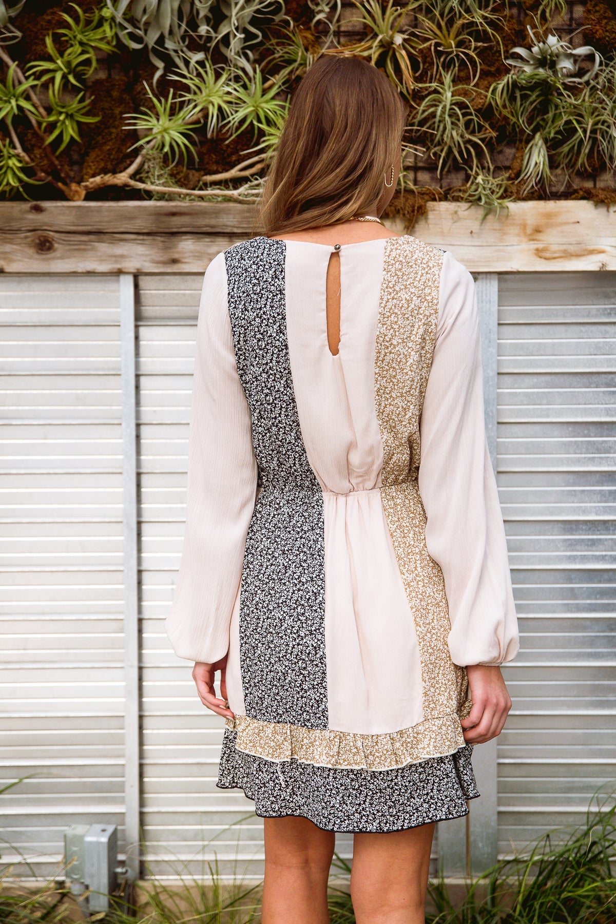 Vestido con cortes florales