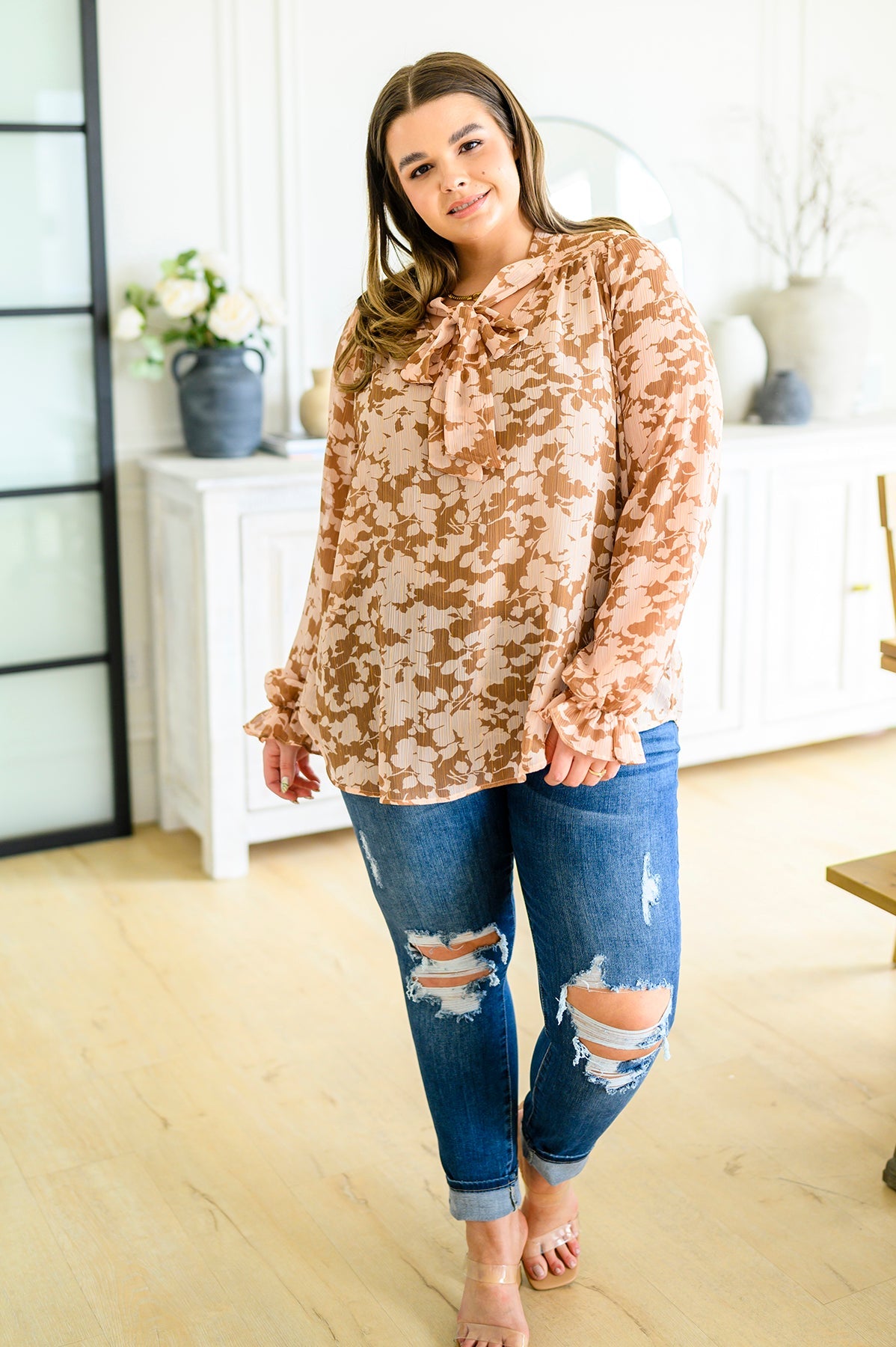 Top con lazos florales en color topo