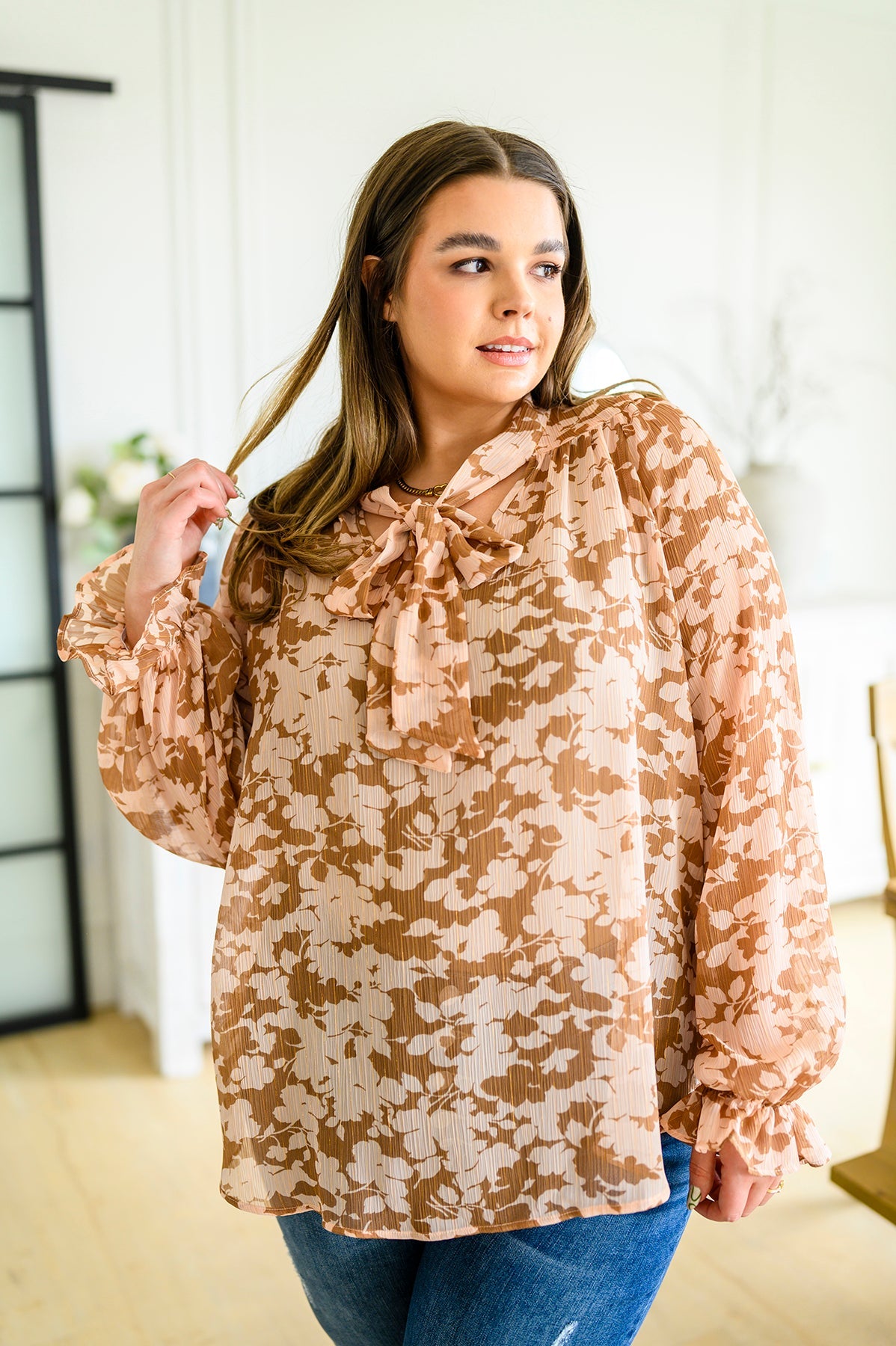 Top con lazos florales en color topo