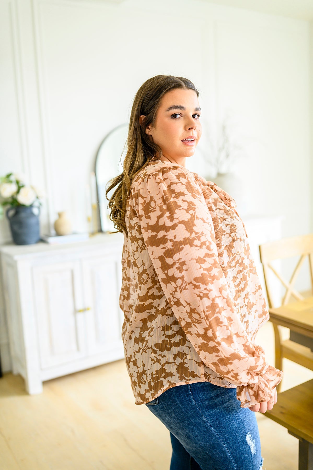 Top con lazos florales en color topo