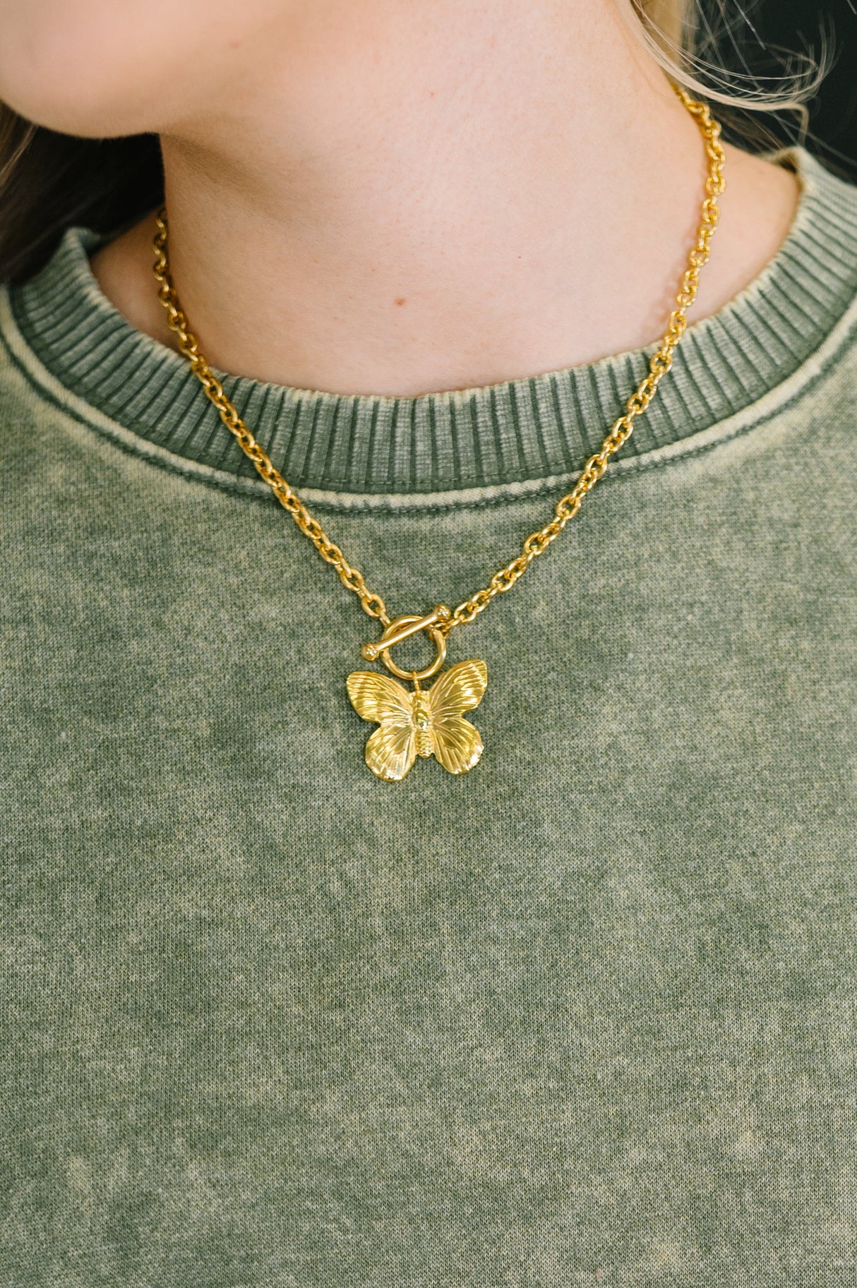 Collar con colgante de mariposa Flutter & Shine en oro