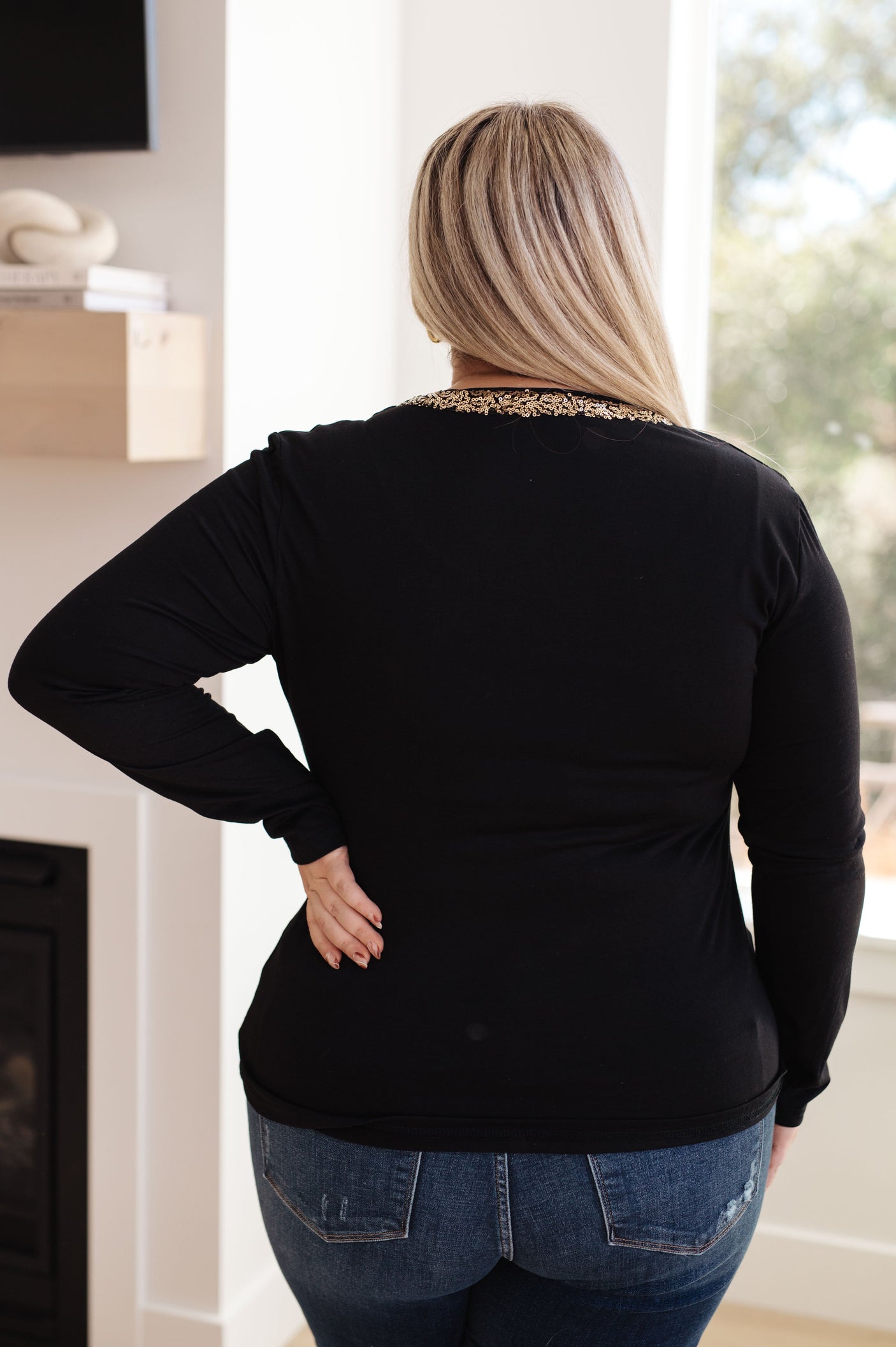 Top de manga larga con cuello en V y forro brillante