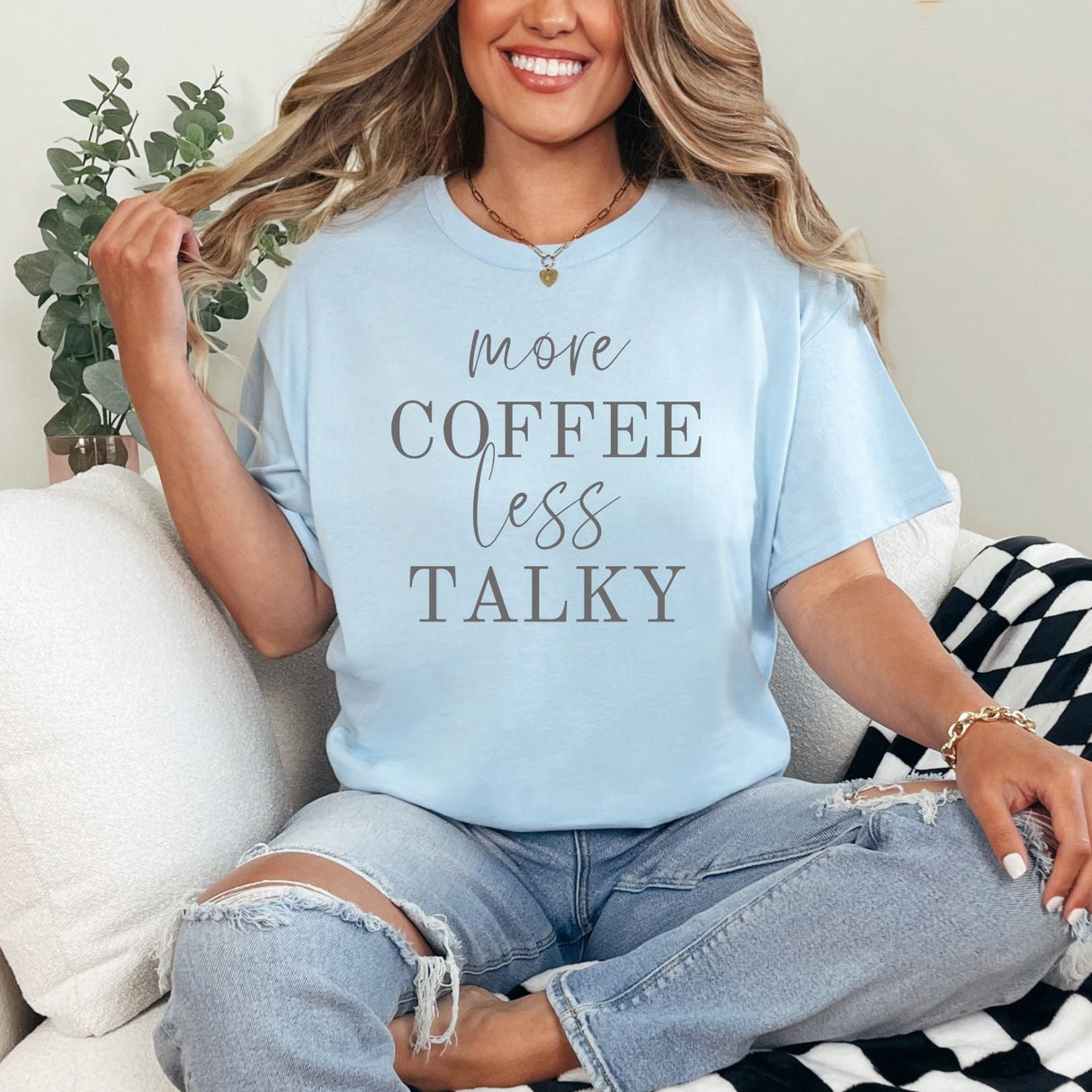 Camiseta gráfica "Más café, menos conversación"