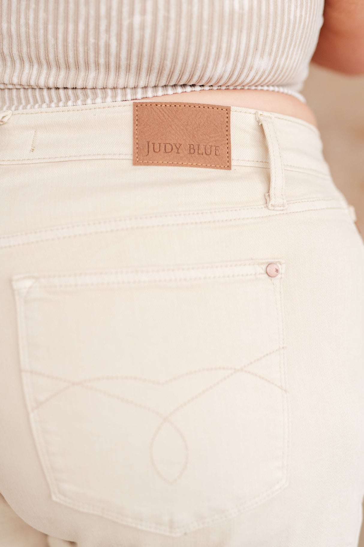 Pantalones cortos teñidos en prenda de tiro alto Greta en color hueso