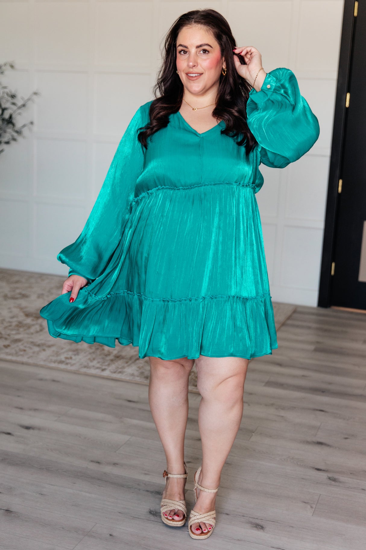 Vestido con cuello en V y mangas globo con la cabeza en alto