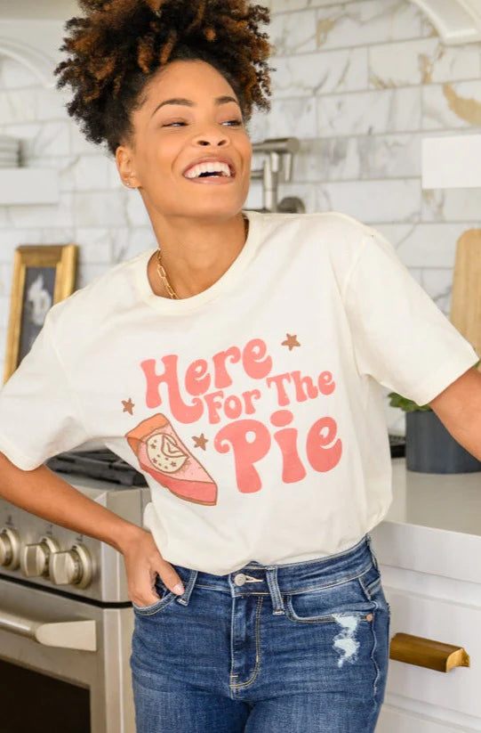Camiseta gráfica "Here For The Pie" en color crema