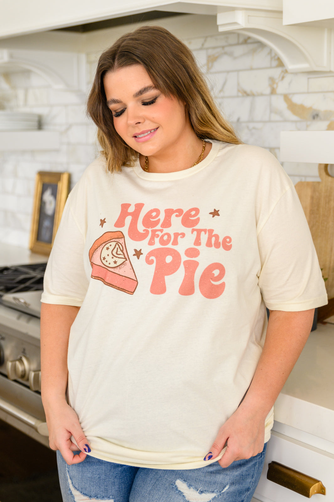 Camiseta gráfica "Here For The Pie" en color crema