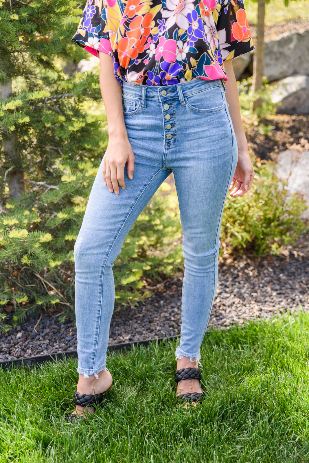 Pantalón pitillo de talle alto con bragueta de botones