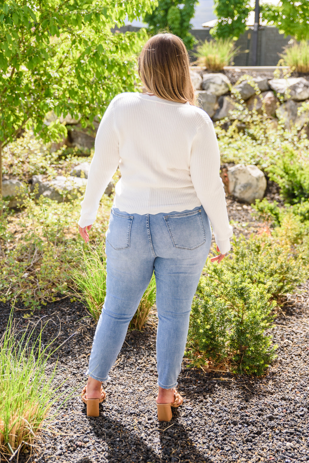 Pantalón pitillo de talle alto con bragueta de botones