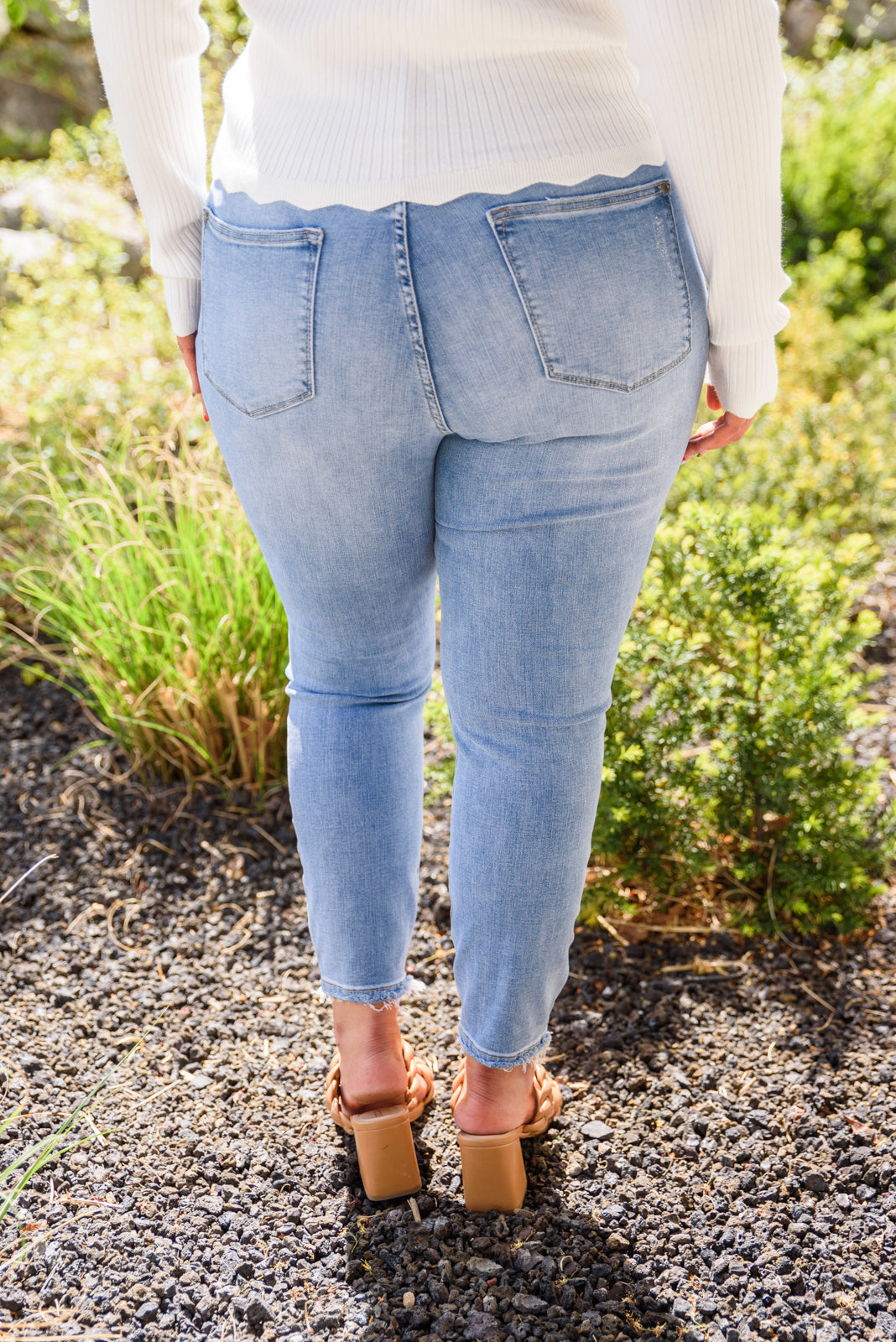 Pantalón pitillo de talle alto con bragueta de botones