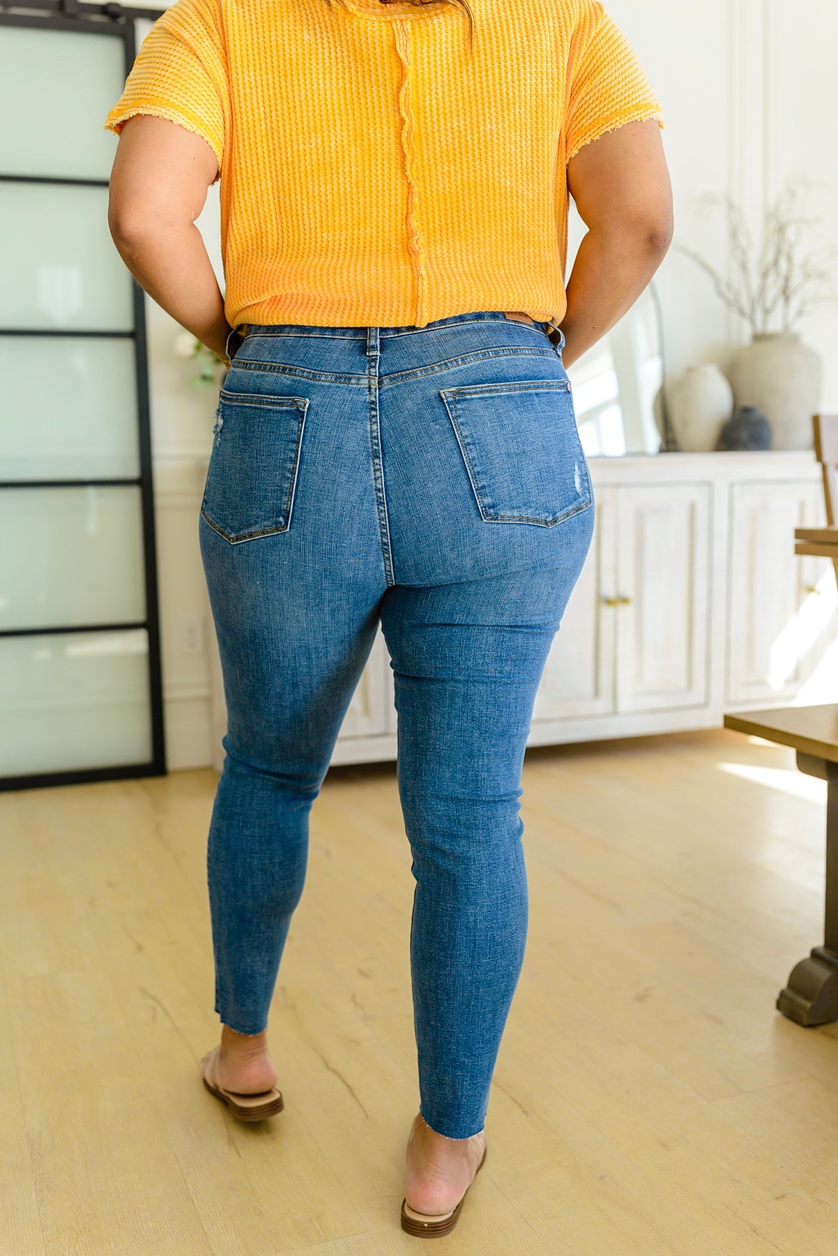 Pantalón pitillo de talle alto con bordado de diente de león