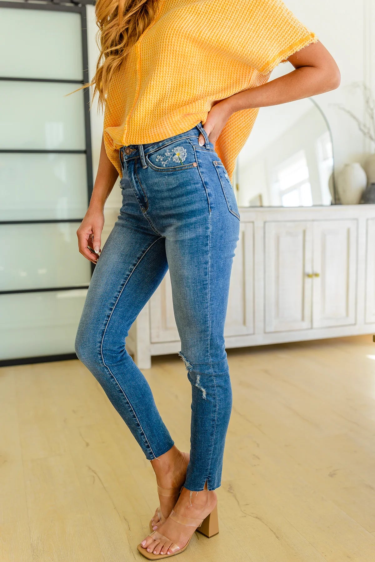 Pantalón pitillo de talle alto con bordado de diente de león