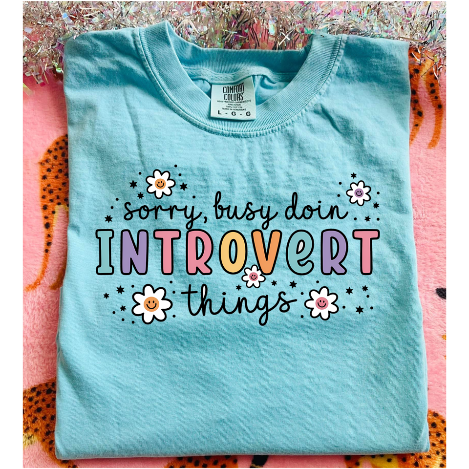 Camiseta gráfica Introvert Things