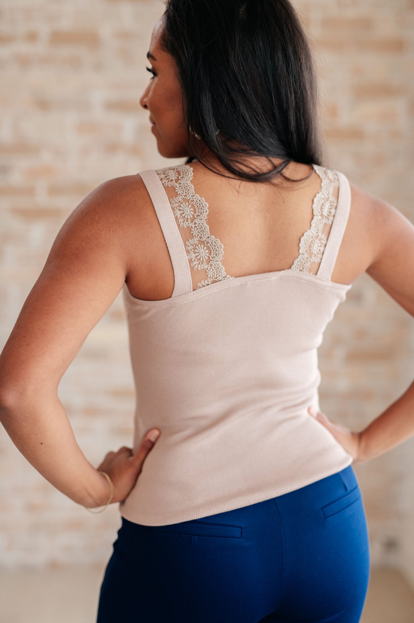 Camiseta de encaje "Puedo amarte mejor" en color topo