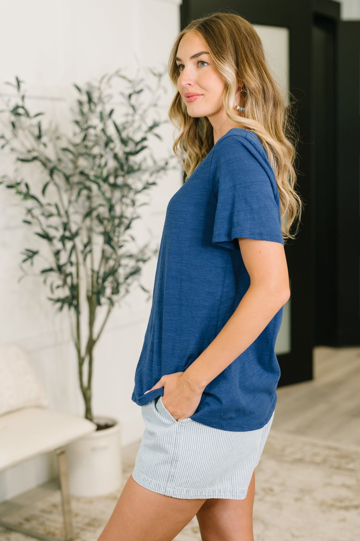 Camiseta con cuello en V en azul marino "No tengo que elegir"