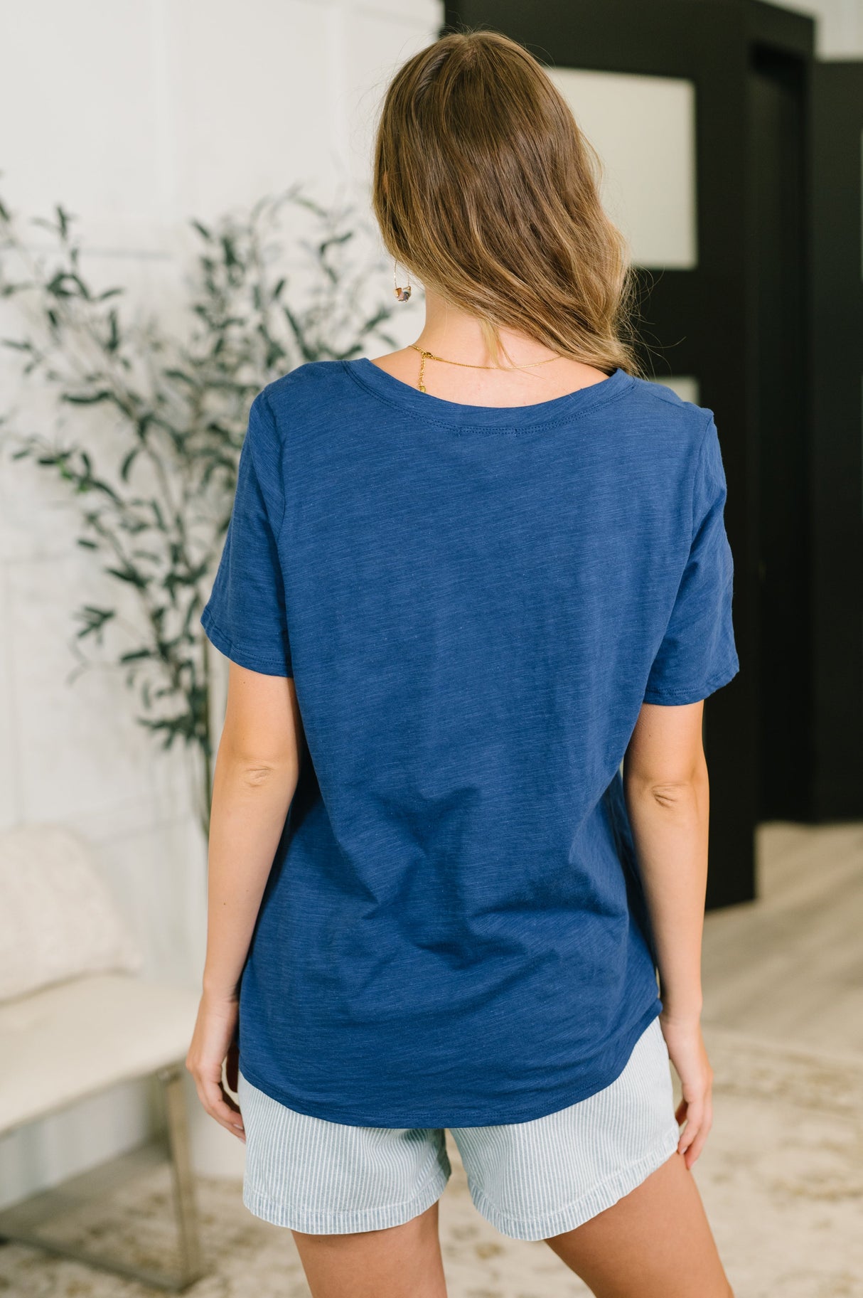 Camiseta con cuello en V en azul marino "No tengo que elegir"