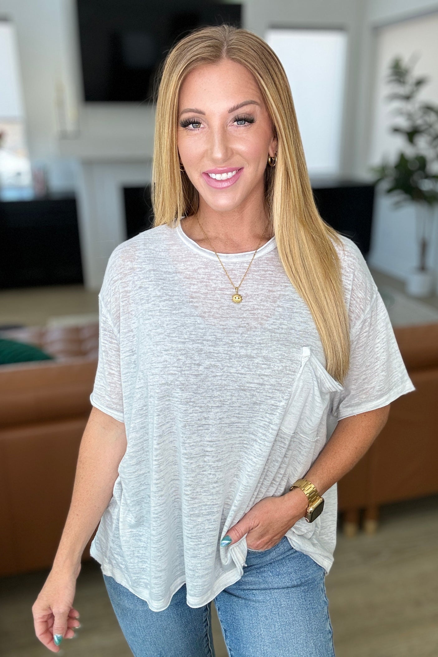 Camiseta con bolsillo de parche Close to Myself en color cemento