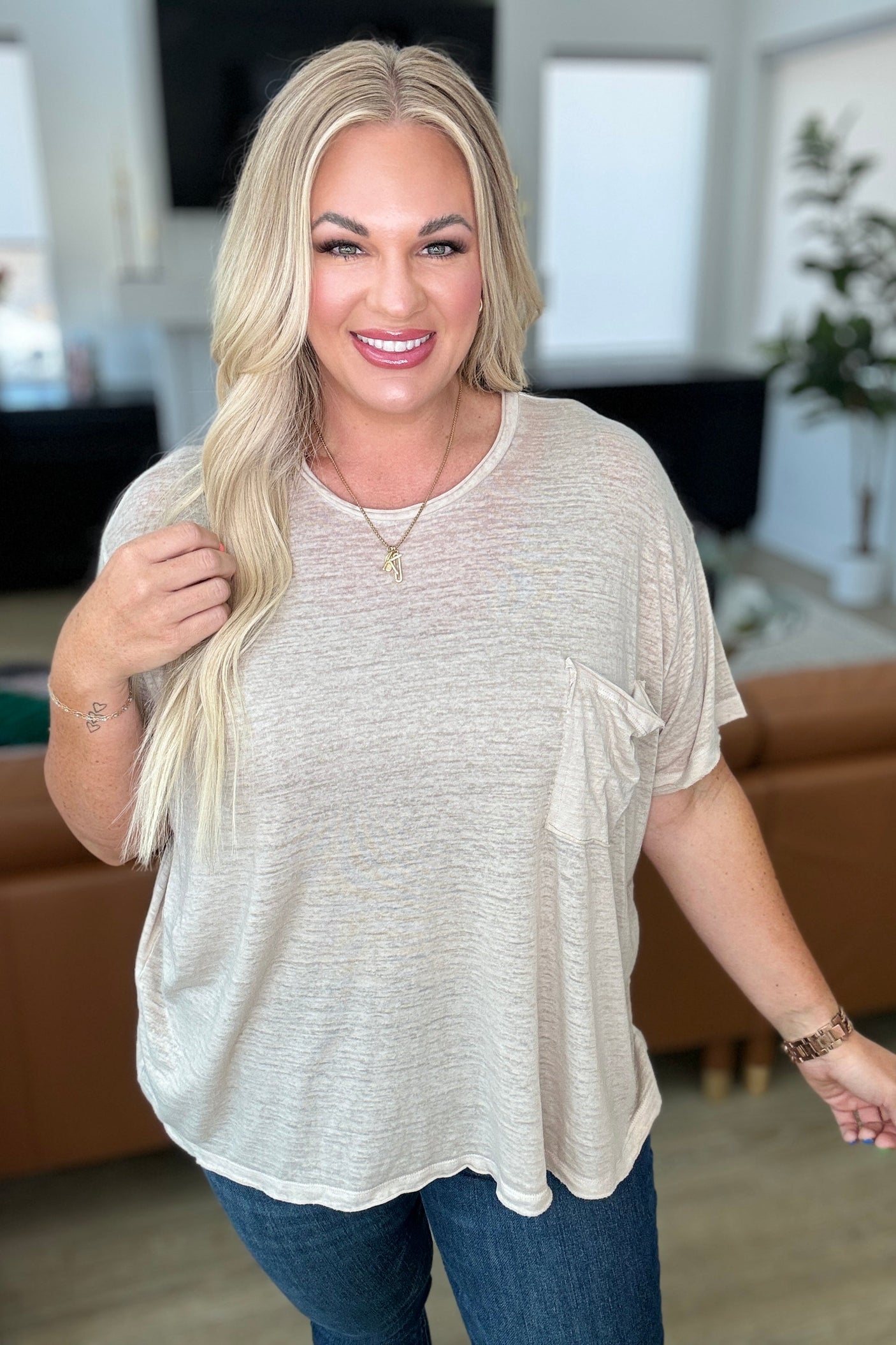 Camiseta con bolsillo de parche Close to Myself en moca claro