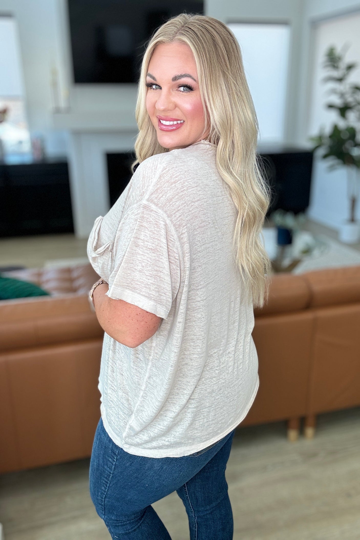 Camiseta con bolsillo de parche Close to Myself en moca claro