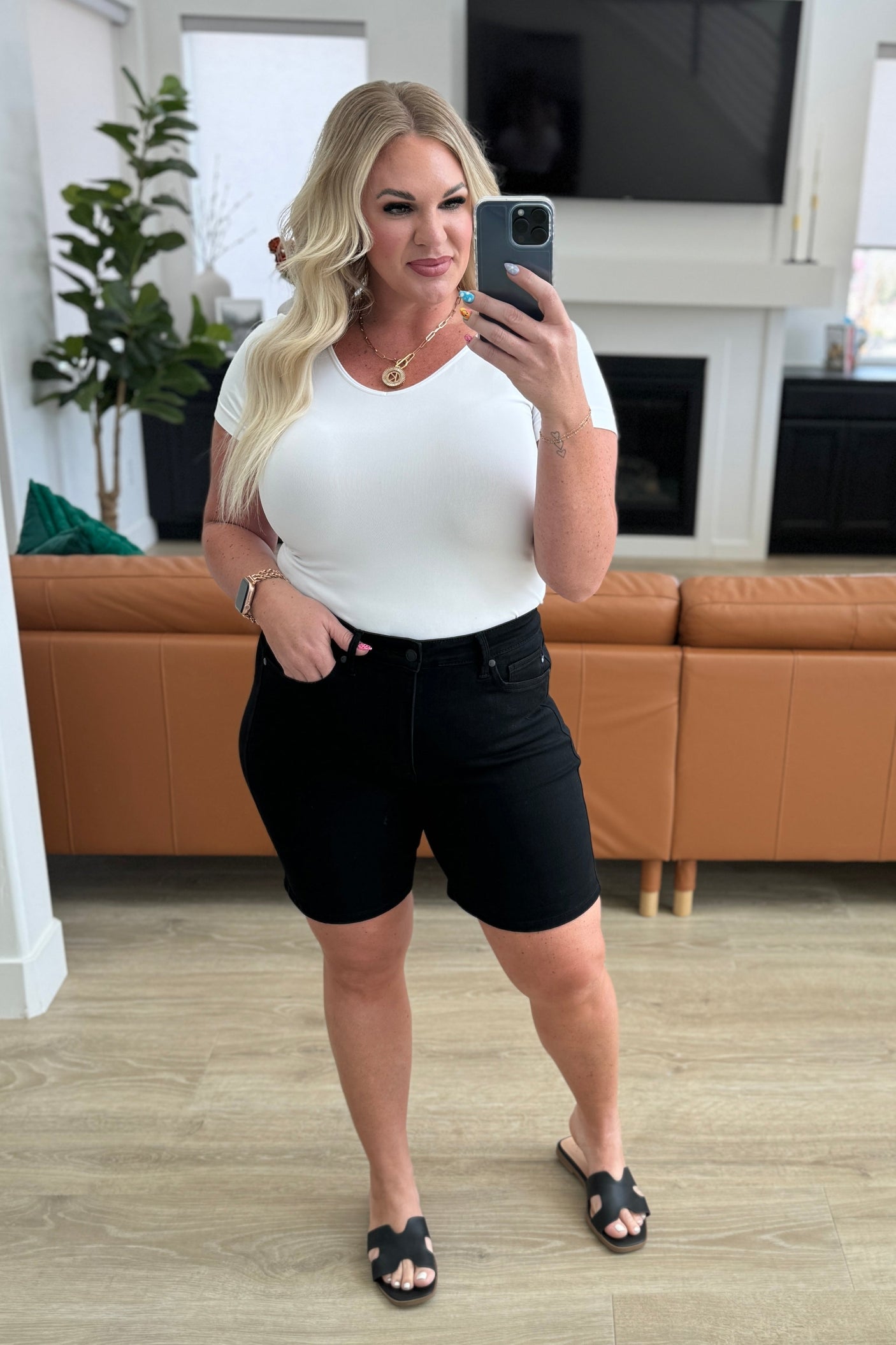 Pantalones cortos con puños y top control de tiro alto Ava en negro