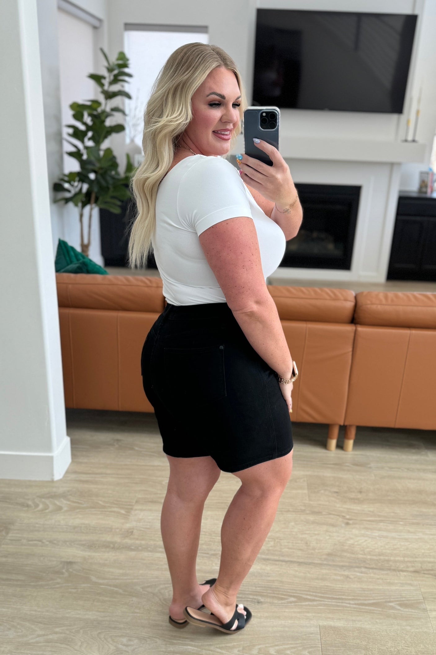 Pantalones cortos con puños y top control de tiro alto Ava en negro