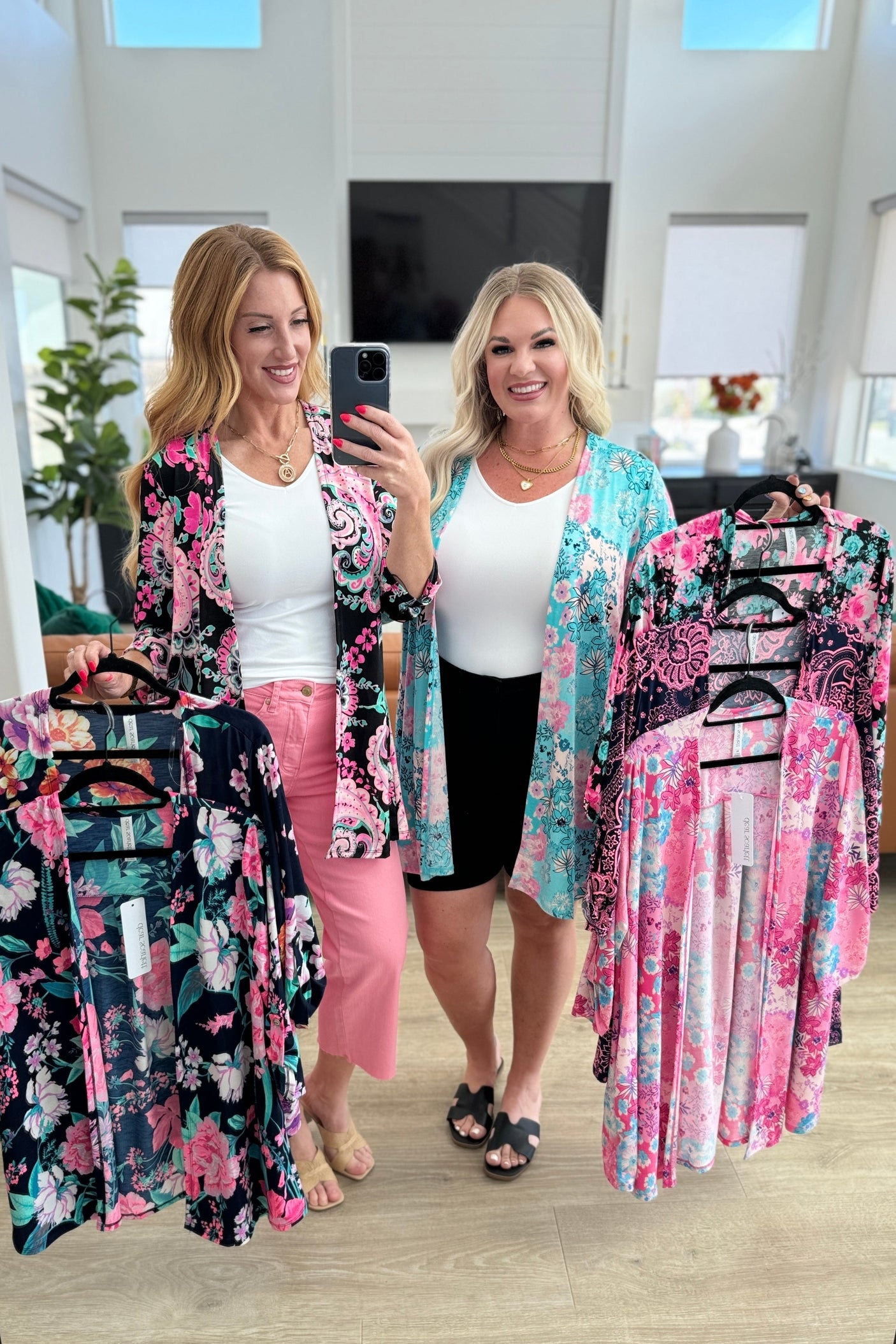 Cárdigan Lizzy con estampado floral negro y rosa