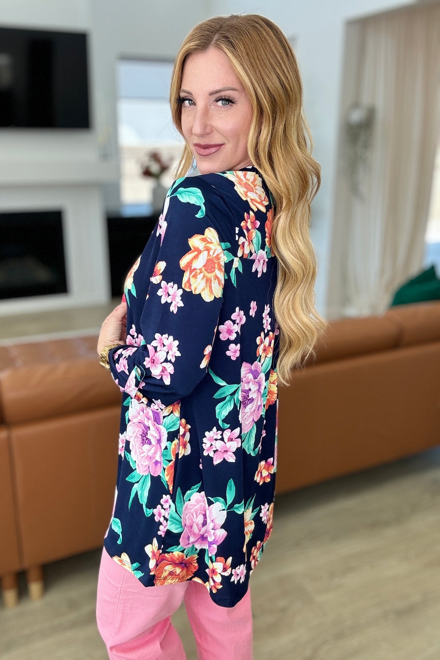 Cárdigan Lizzy en azul marino y ramo de lavanda