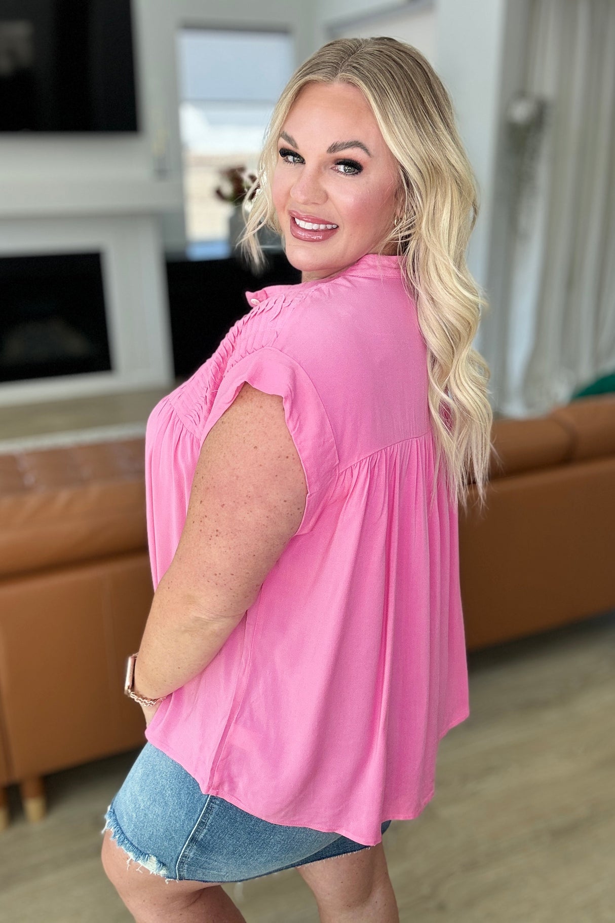 Blusa abotonada con detalle plisado en color rosa Cosmos