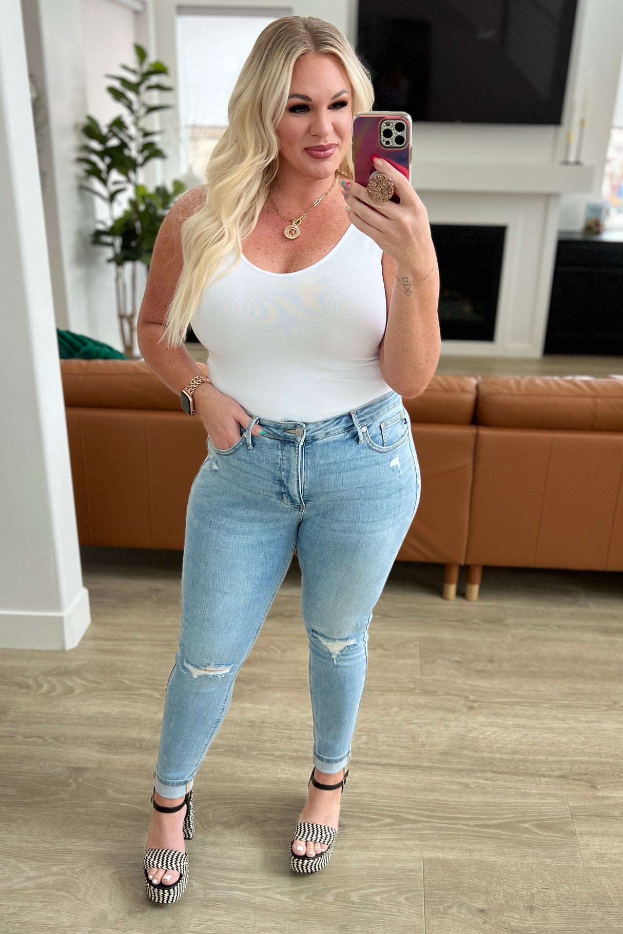 Jeans ajustados desgastados con top de control de tiro medio Eloise