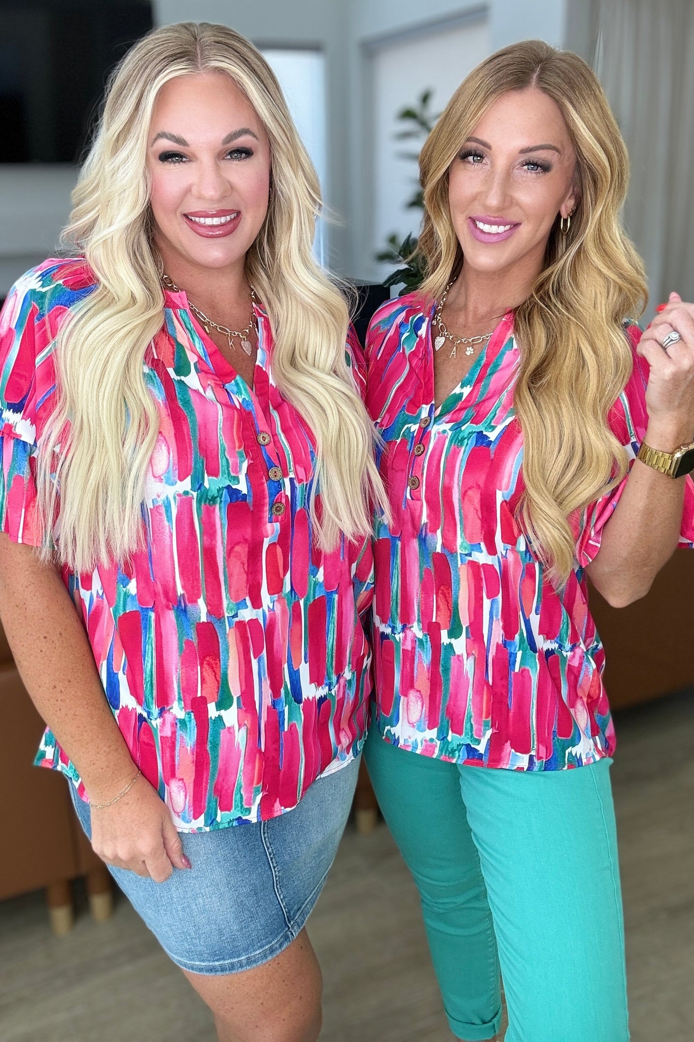 Blusa con cuello en V de exhibición de arte