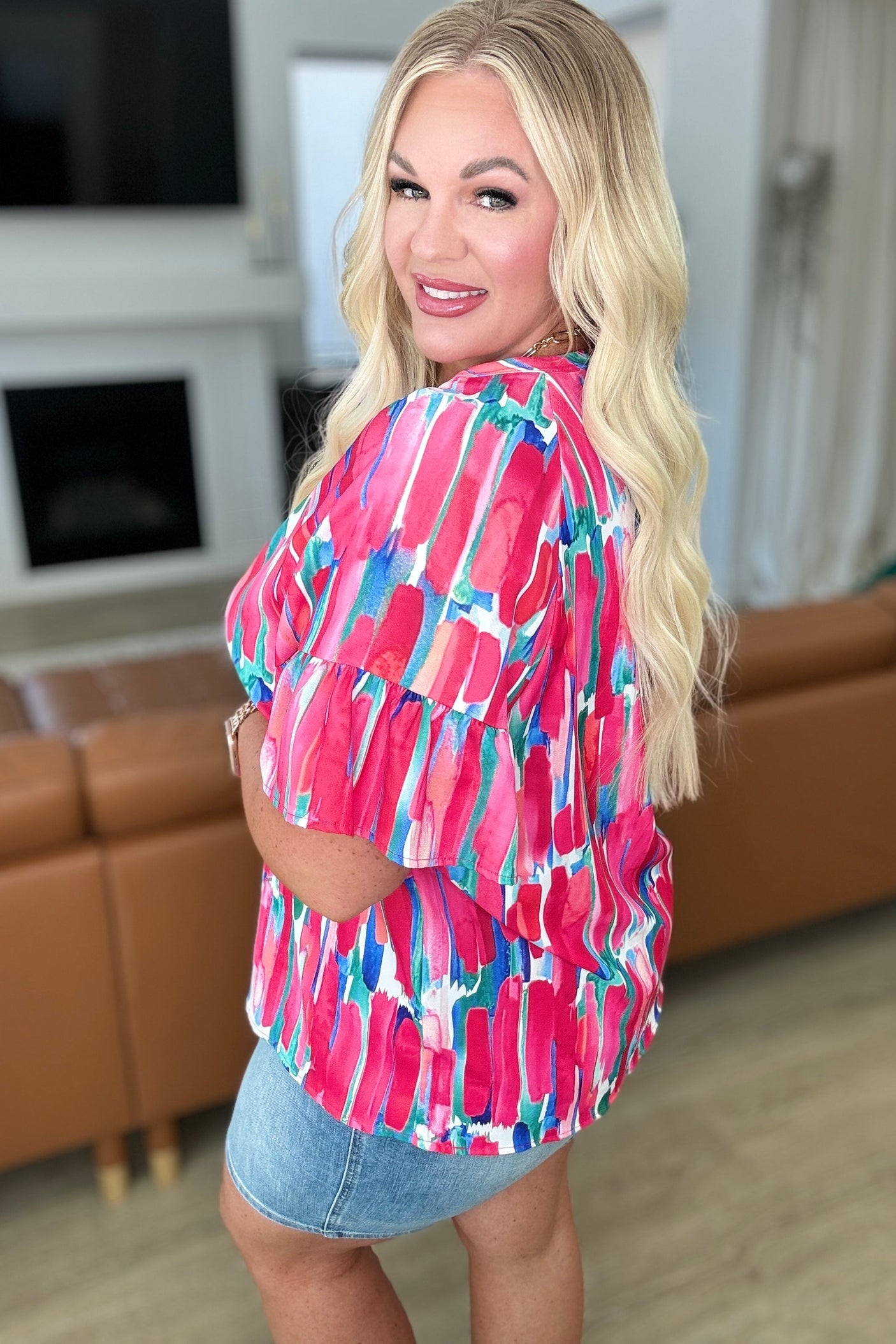 Blusa con cuello en V de exhibición de arte