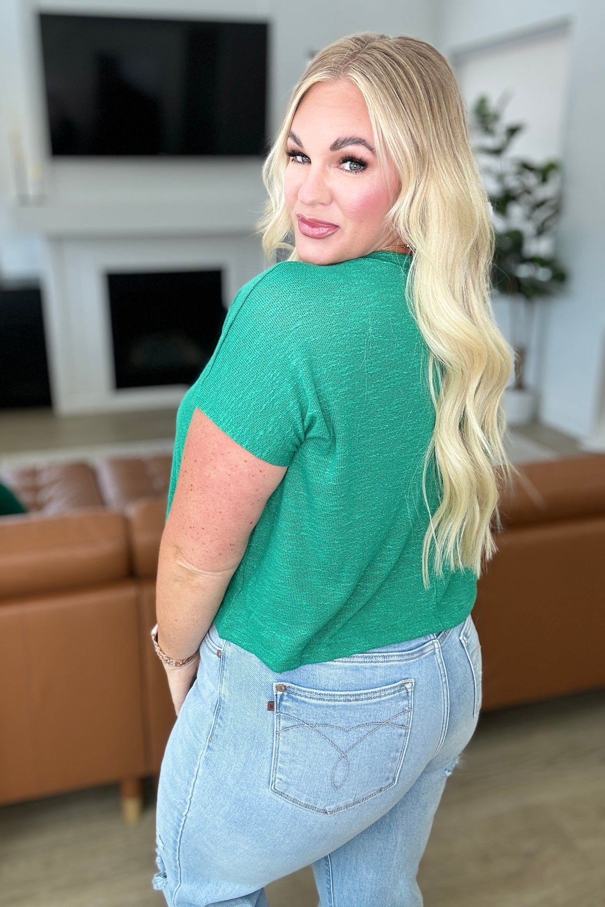 Top clásico y cómodo con cuello en V en verde Kelly