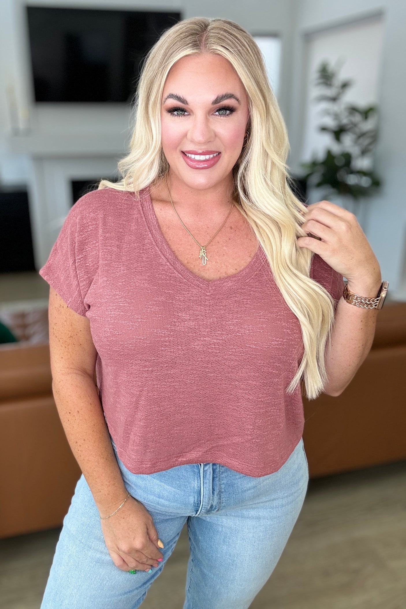 Top clásico y cómodo con cuello en V en rosa invernal