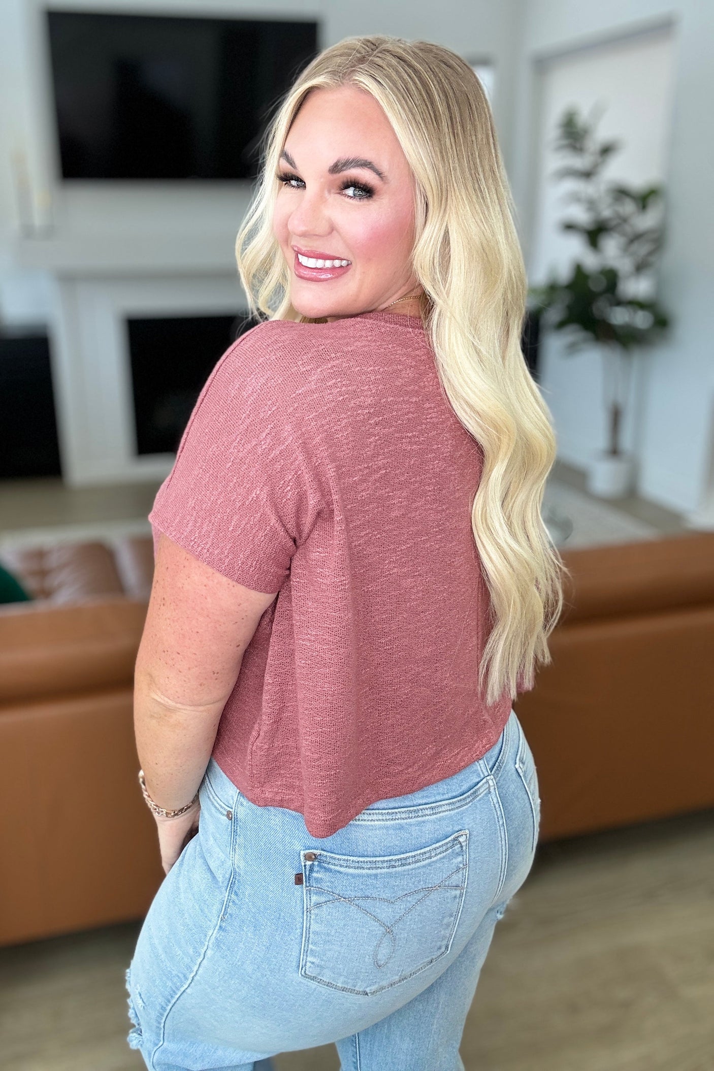 Top clásico y cómodo con cuello en V en rosa invernal